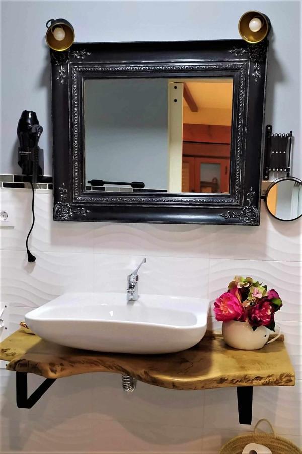 Apartamentos La Rosa Y El Pastor Гихо-де-Санта-Барбара Номер фото